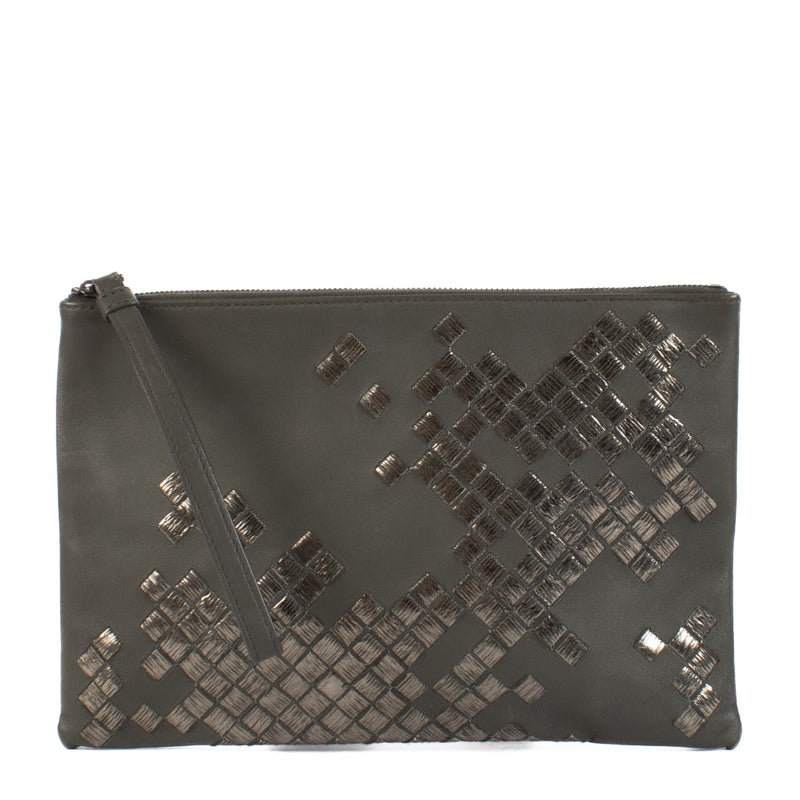 Shop safe online at Labellov in Antwerp, Brussels and Knokke this 100% authentic second hand Bottega Veneta Grey Metallic Pouch. Veilig online authentiek tweedehands Bottega Veneta Grey Metallic Pouch bij Labellov.