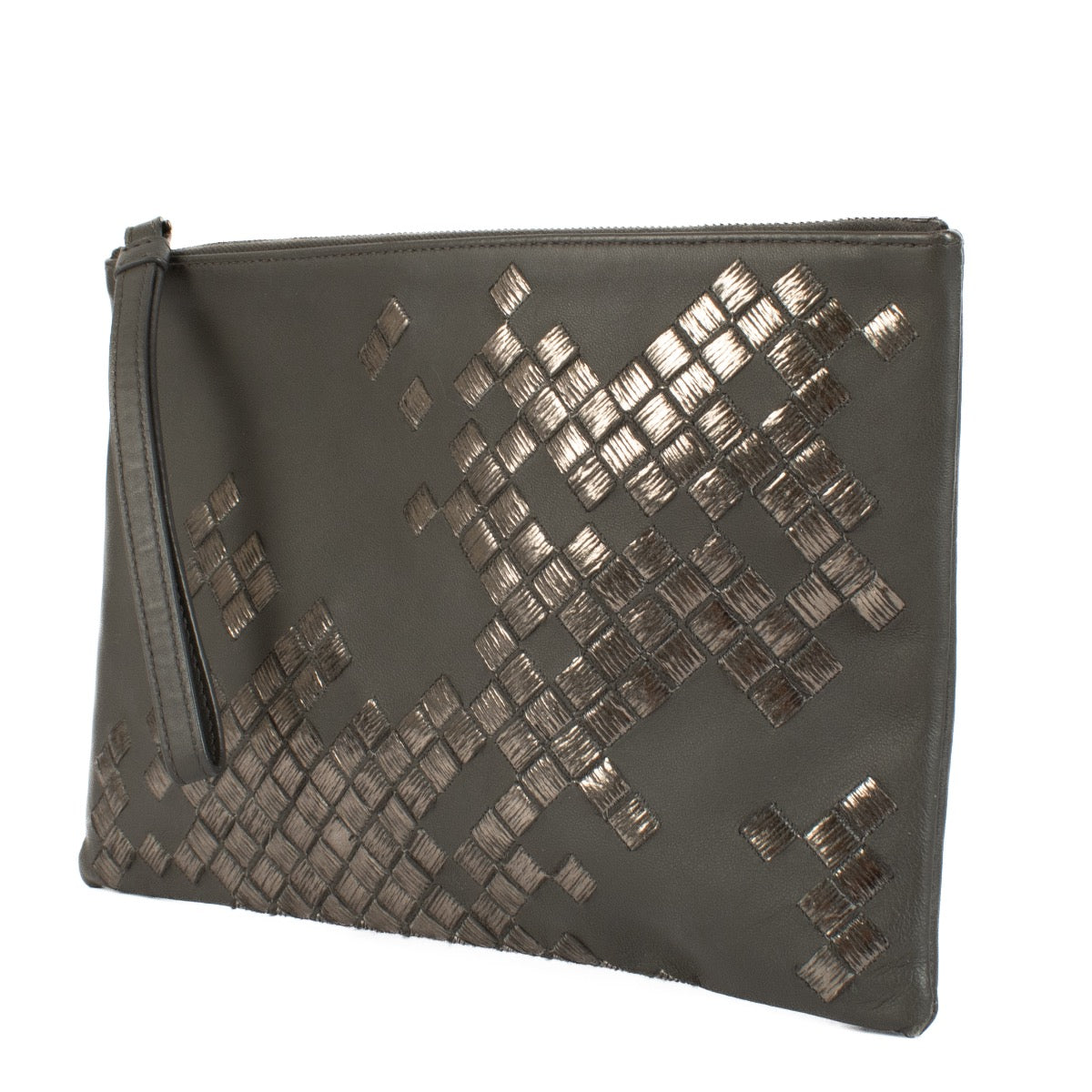Shop safe online at Labellov in Antwerp, Brussels and Knokke this 100% authentic second hand Bottega Veneta Grey Metallic Pouch. Veilig online authentiek tweedehands Bottega Veneta Grey Metallic Pouch bij Labellov.