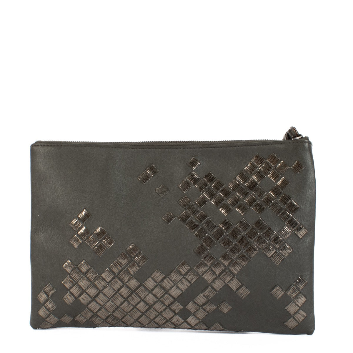 Shop safe online at Labellov in Antwerp, Brussels and Knokke this 100% authentic second hand Bottega Veneta Grey Metallic Pouch. Veilig online authentiek tweedehands Bottega Veneta Grey Metallic Pouch bij Labellov.