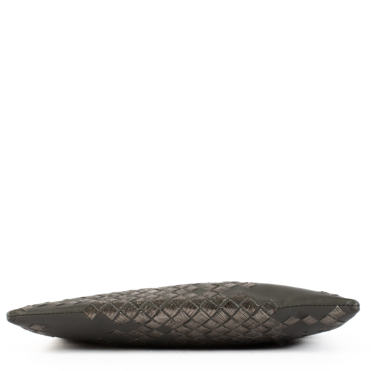 Shop safe online at Labellov in Antwerp, Brussels and Knokke this 100% authentic second hand Bottega Veneta Grey Metallic Pouch. Veilig online authentiek tweedehands Bottega Veneta Grey Metallic Pouch bij Labellov.
