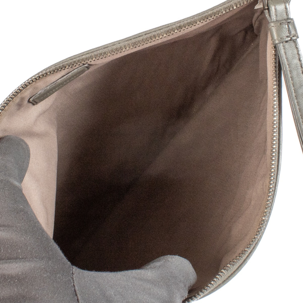 Shop safe online at Labellov in Antwerp, Brussels and Knokke this 100% authentic second hand Bottega Veneta Grey Metallic Pouch. Veilig online authentiek tweedehands Bottega Veneta Grey Metallic Pouch bij Labellov.