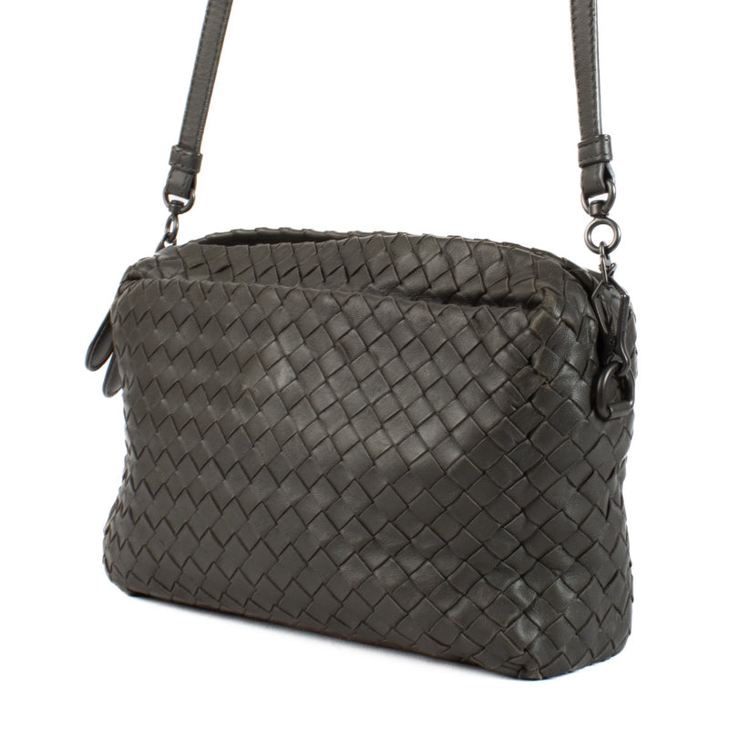 Shop safe online at Labellov in Antwerp, Brussels and Knokke this 100% authentic second hand Bottega Veneta Taupe Intrecciato Taupe Camera Crossbody Bag