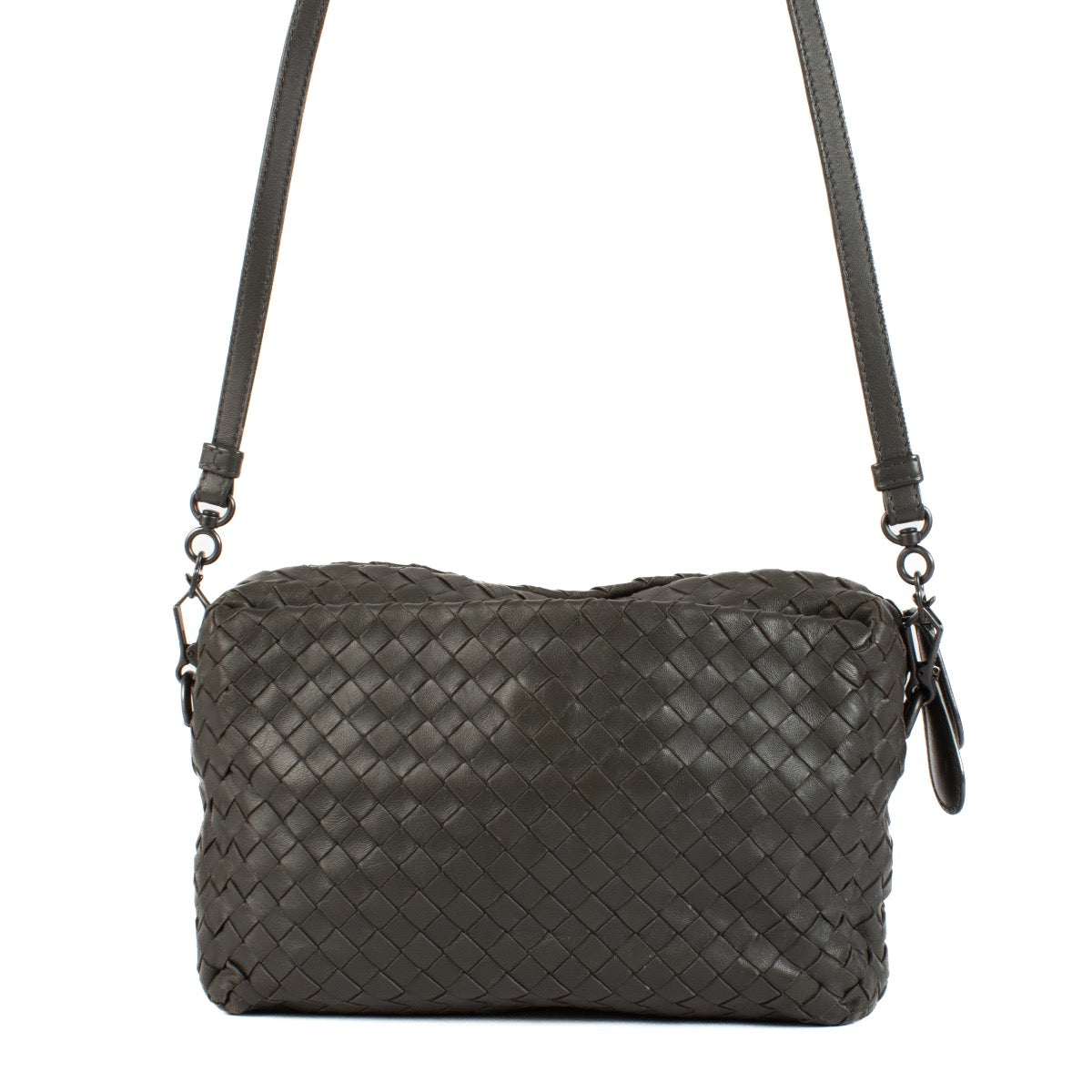 Shop safe online at Labellov in Antwerp, Brussels and Knokke this 100% authentic second hand Bottega Veneta Taupe Intrecciato Taupe Camera Crossbody Bag