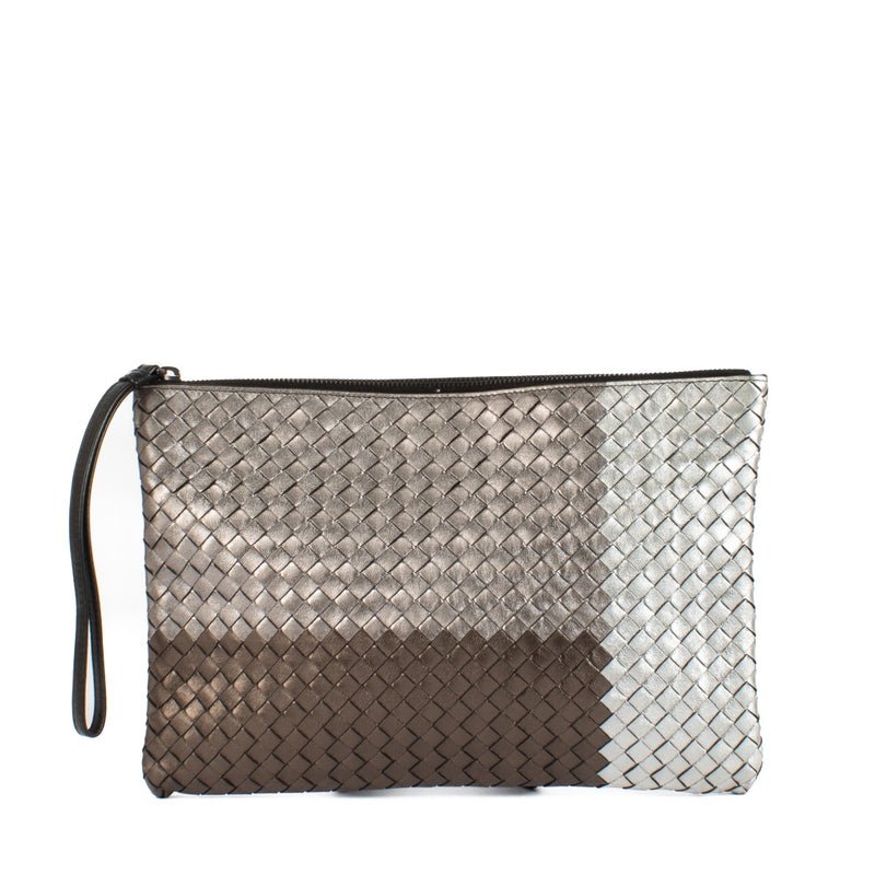 Shop safe online at Labellov in Antwerp, Brussels and Knokke this 100% authentic second hand Bottega Veneta Silver Intrecciato Pouch. Veilig online authentieke tweedehands Bottega Veneta Silver Intrecciato Pouch bij Labellov.