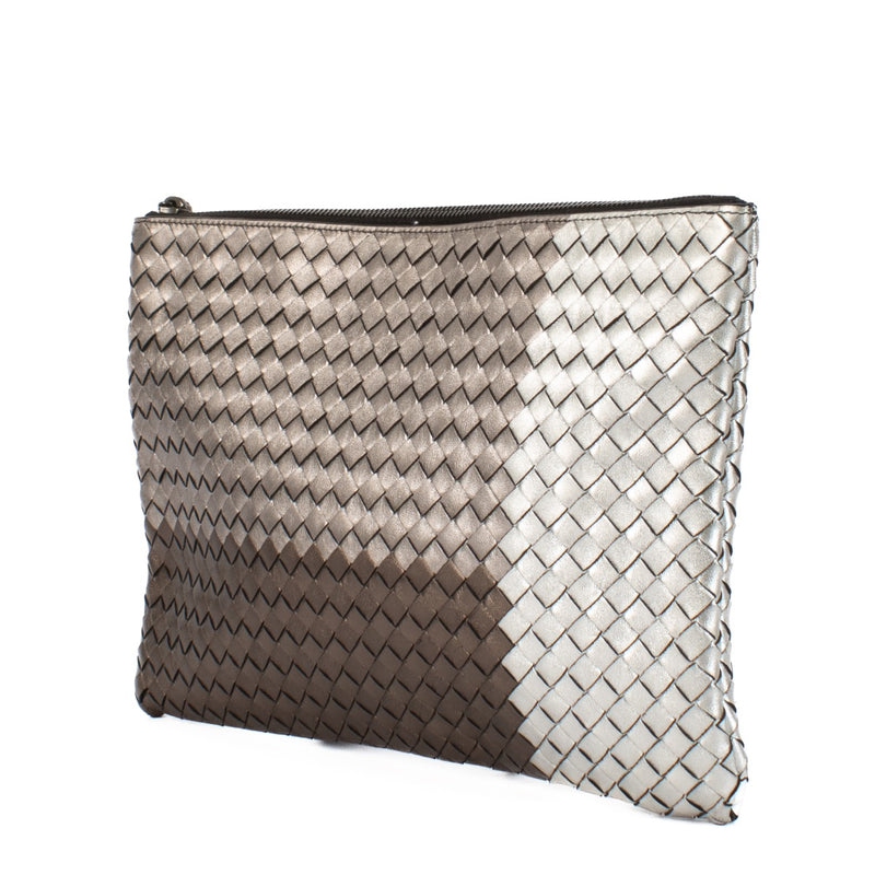 Shop safe online at Labellov in Antwerp, Brussels and Knokke this 100% authentic second hand Bottega Veneta Silver Intrecciato Pouch. Veilig online authentieke tweedehands Bottega Veneta Silver Intrecciato Pouch bij Labellov.