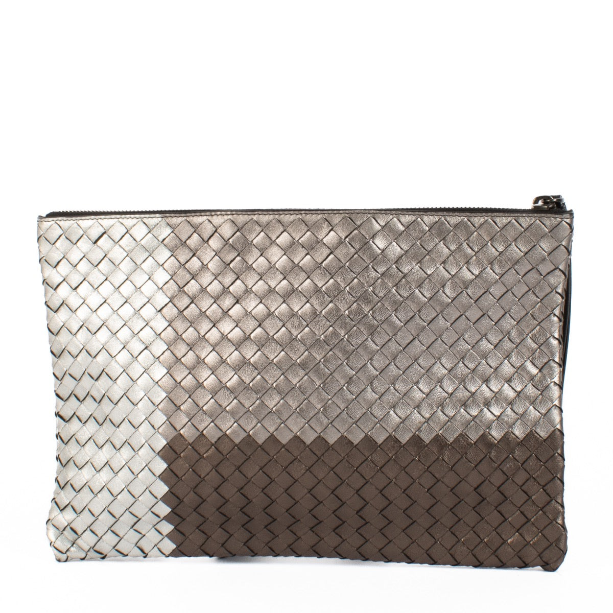 Shop safe online at Labellov in Antwerp, Brussels and Knokke this 100% authentic second hand Bottega Veneta Silver Intrecciato Pouch. Veilig online authentieke tweedehands Bottega Veneta Silver Intrecciato Pouch bij Labellov.