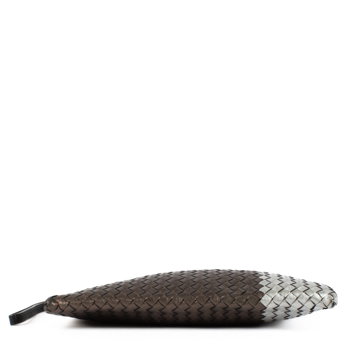 Shop safe online at Labellov in Antwerp, Brussels and Knokke this 100% authentic second hand Bottega Veneta Silver Intrecciato Pouch. Veilig online authentieke tweedehands Bottega Veneta Silver Intrecciato Pouch bij Labellov.