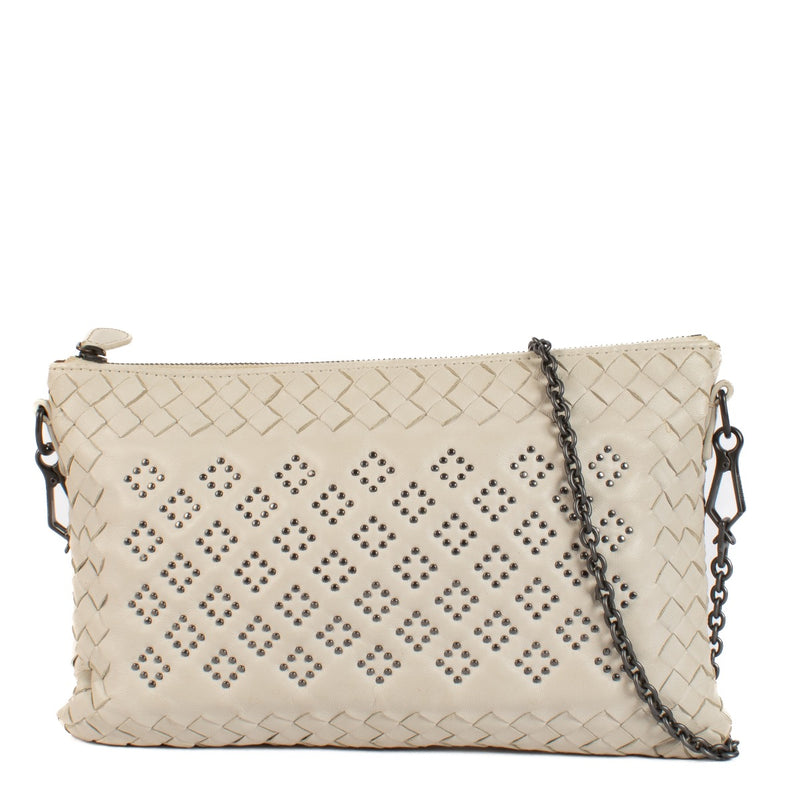 Shop safe online at Labellov in Antwerp, Brussels and Knokke this 100% authentic second hand Bottega Veneta Beige Intrecciato Chain Clutch. Veilig online tweedehands authentieke Bottega Veneta Beige Intrecciato handtas kopen bij Labellov.