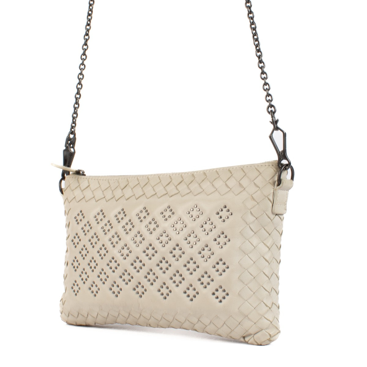 Shop safe online at Labellov in Antwerp, Brussels and Knokke this 100% authentic second hand Bottega Veneta Beige Intrecciato Chain Clutch. Veilig online tweedehands authentieke Bottega Veneta Beige Intrecciato handtas kopen bij Labellov.