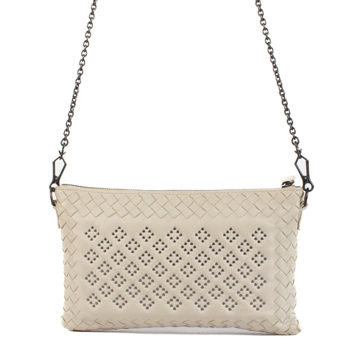 Shop safe online at Labellov in Antwerp, Brussels and Knokke this 100% authentic second hand Bottega Veneta Beige Intrecciato Chain Clutch. Veilig online tweedehands authentieke Bottega Veneta Beige Intrecciato handtas kopen bij Labellov.