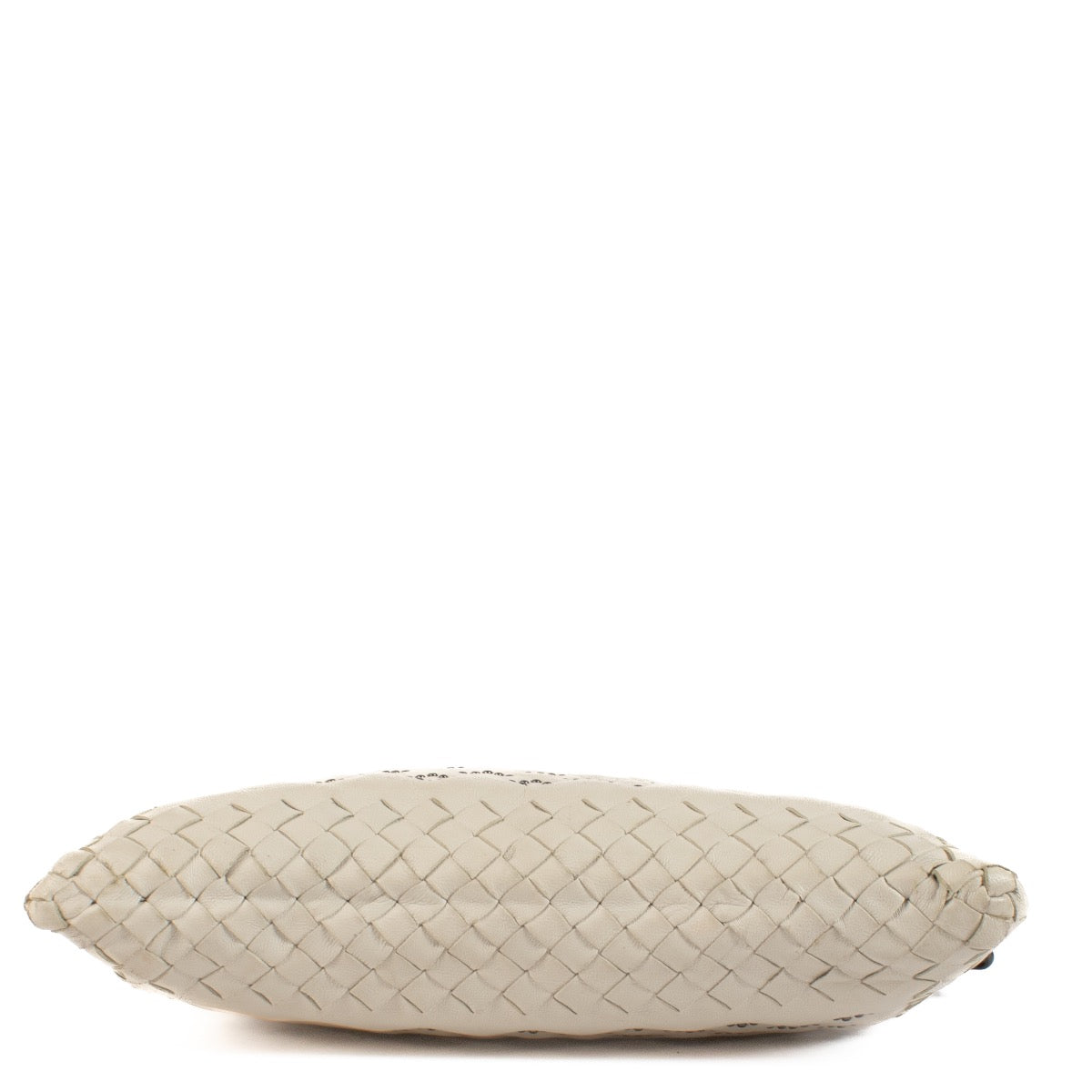 Shop safe online at Labellov in Antwerp, Brussels and Knokke this 100% authentic second hand Bottega Veneta Beige Intrecciato Chain Clutch. Veilig online tweedehands authentieke Bottega Veneta Beige Intrecciato handtas kopen bij Labellov.