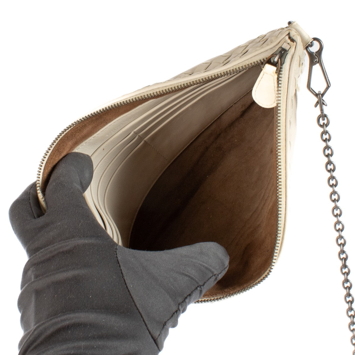 Shop safe online at Labellov in Antwerp, Brussels and Knokke this 100% authentic second hand Bottega Veneta Beige Intrecciato Chain Clutch. Veilig online tweedehands authentieke Bottega Veneta Beige Intrecciato handtas kopen bij Labellov.