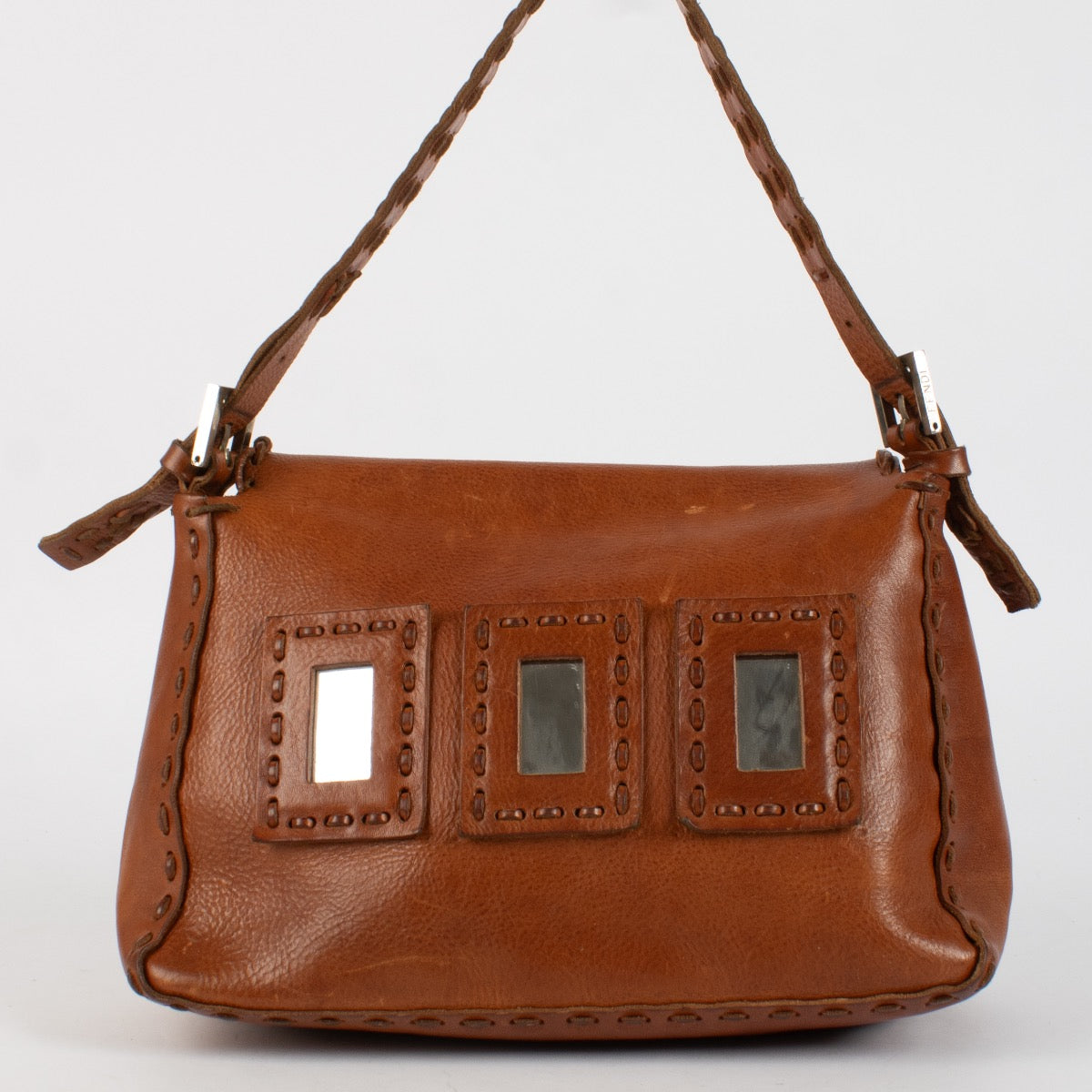 Shop safe online this 100% authentic second hand vintage Fendi Brown Mirror Mama Baguette Shoulder Bag at Labellov. Veilig online een authentieke tweedehands Fendi Brown Mirror Mama Baguette Shoulder Bag kopen bij Labellov.