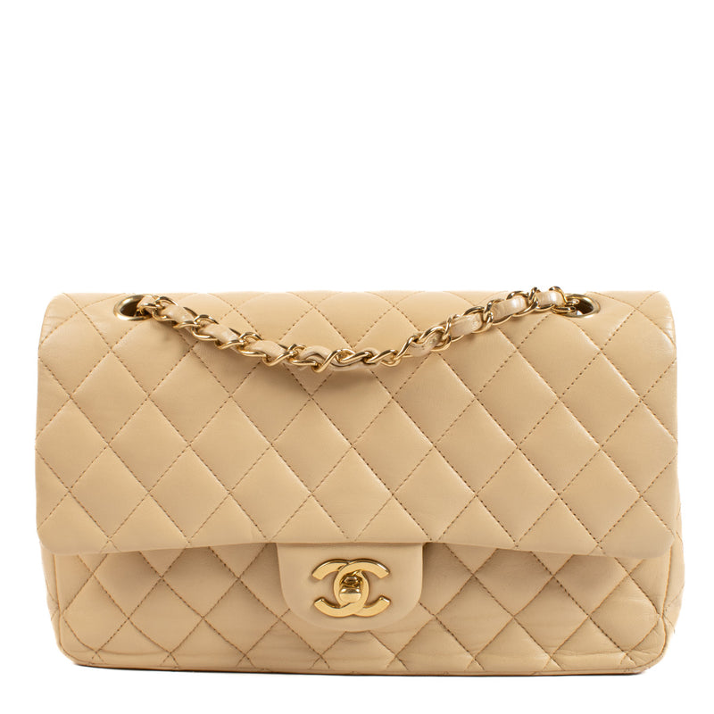 Chanel Beige Medium Classic 11.12 Bag aan de beste prijs bij Labellov tweedehands luxe in Antwerpen en Knokke. Wij kopen en verkopen steeds aan de beste prijs.