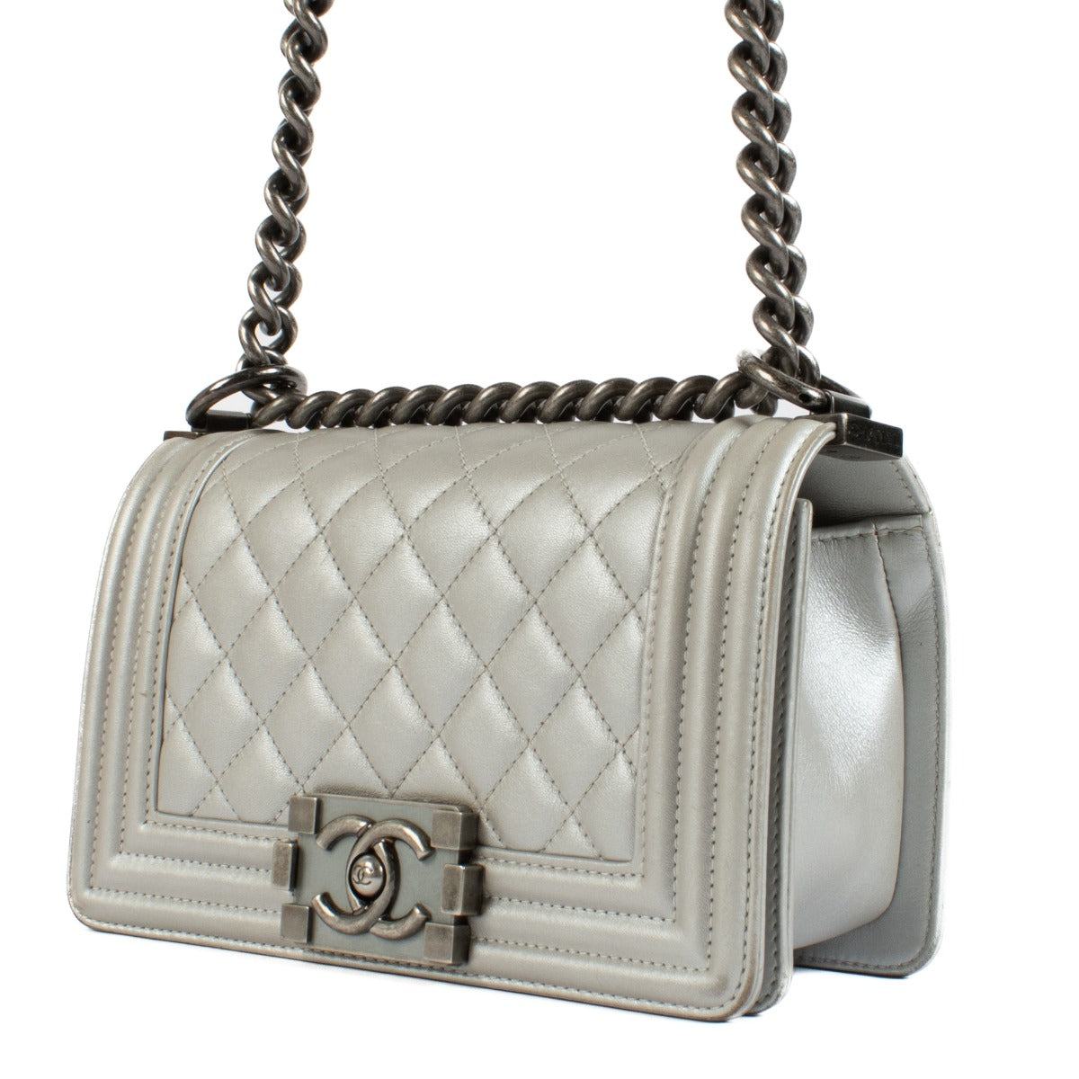 Shop safe online at Labellov in Antwerp, Brussels and Knokke this 100% authentic second hand Chanel Silver Quilted Small Boy Bag