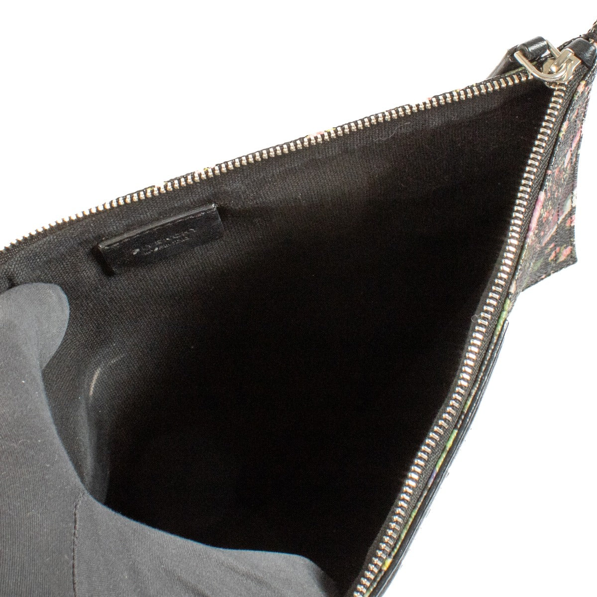 Shop safe online at Labellov in Antwerp, Brussels and Knokke this 100% authentic second hand Givenchy Floral Clutch