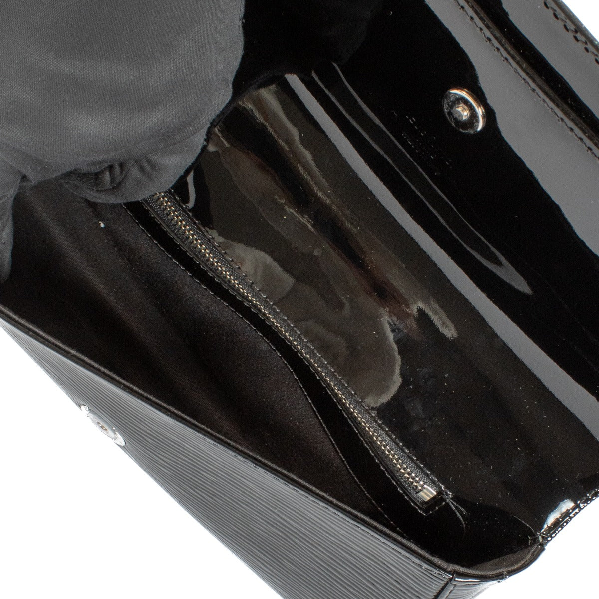 Shop safe online at Labellov in Antwerp, Brussels and Knokke this 100% authentic second hand Louis Vuitton Black Epi Clutch
