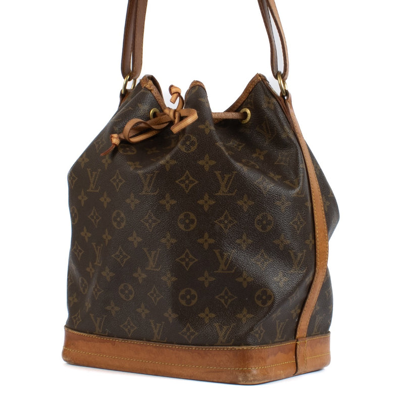 Shop safe online at Labellov in Antwerp, Brussels and Knokke this 100% authentic second hand Louis Vuitton Monogram Vintage Noé Bucket Bag