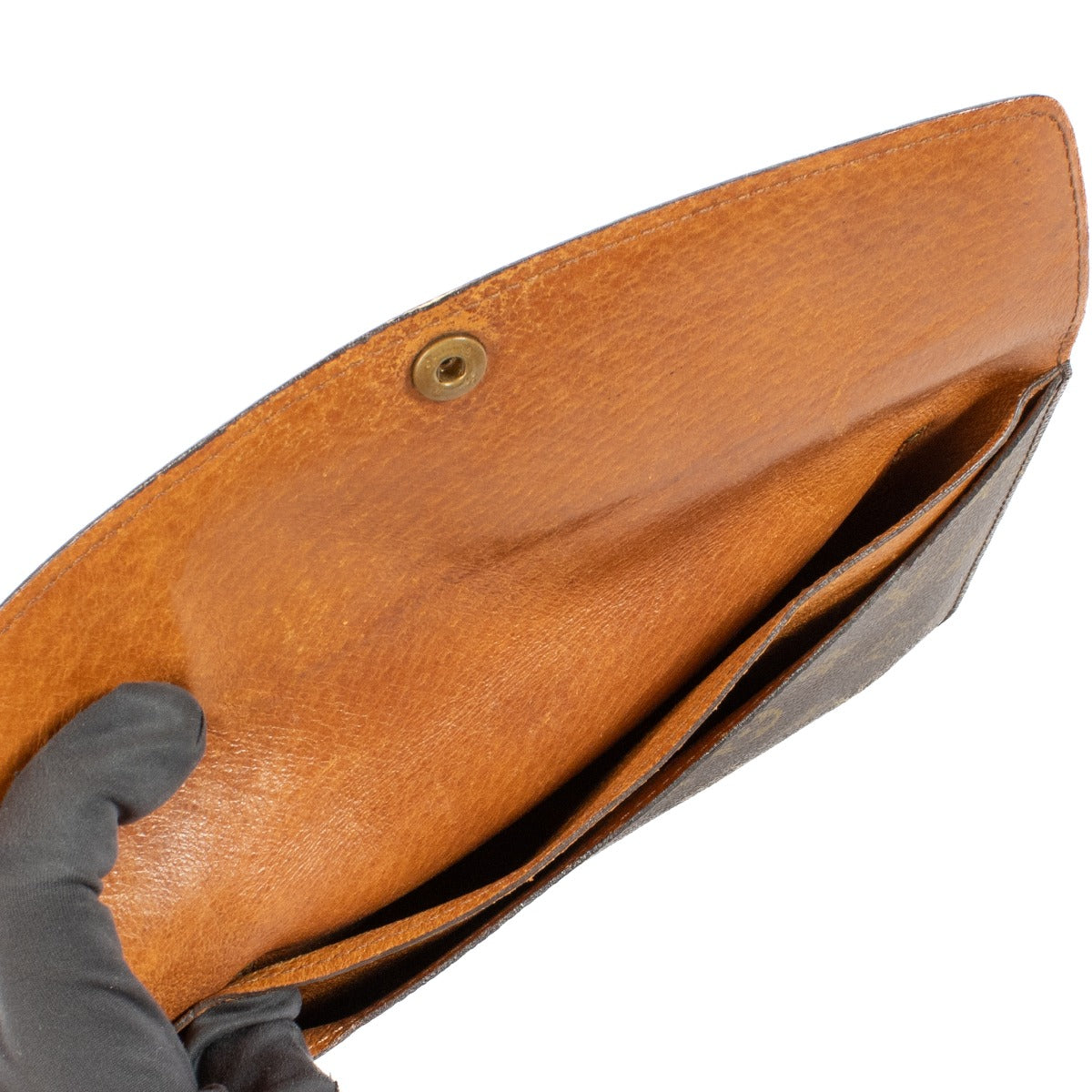 Shop safe online at Labellov in Antwerp, Brussels and Knokke this 100% authentic second hand Louis Vuitton 1970s Monogram Double Rabat Bag