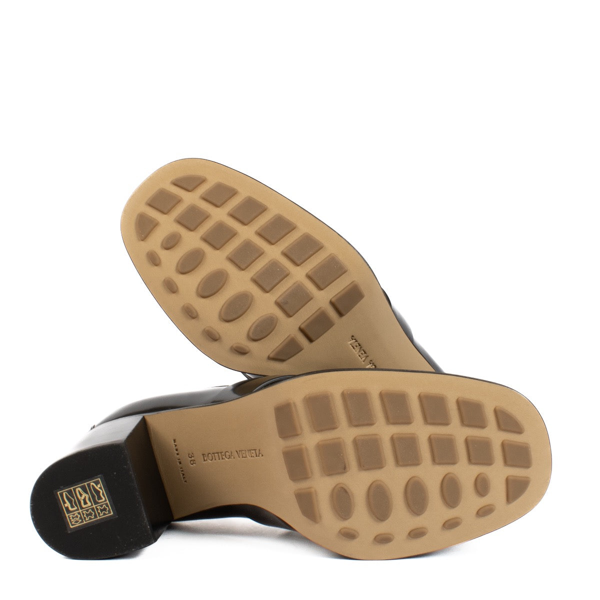 Shop safe online at Labellov in Antwerp, Brussels and Knokke these 100% authentic second hand Bottega Veneta Black Monsieur Loafers - size 38