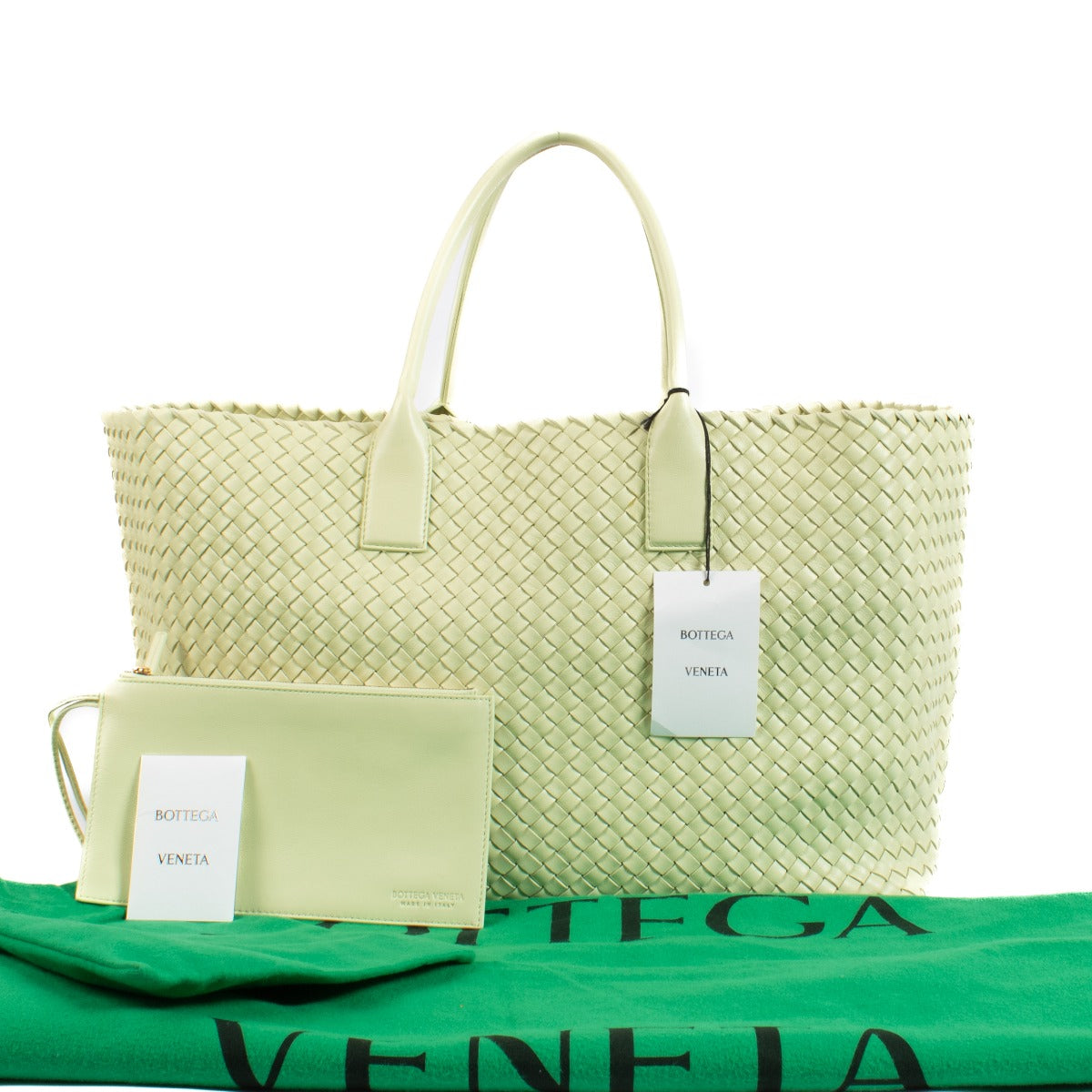 Shop safe online at Labellov in Antwerp, Brussels and Knokke this 100% authentic second hand Bottega Veneta Lemon Washed Intrecciato Large Cabat Bag