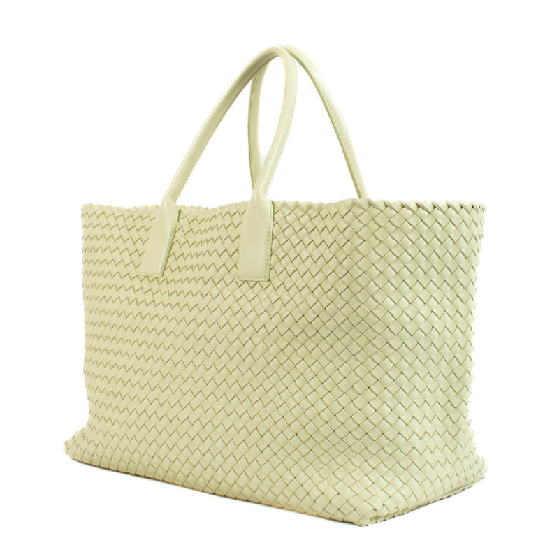Shop safe online at Labellov in Antwerp, Brussels and Knokke this 100% authentic second hand Bottega Veneta Lemon Washed Intrecciato Large Cabat Bag