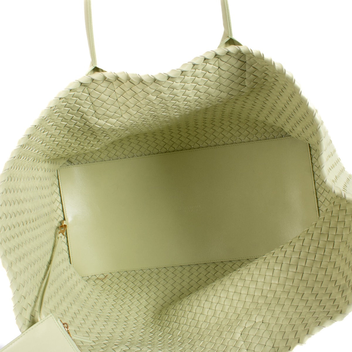 Shop safe online at Labellov in Antwerp, Brussels and Knokke this 100% authentic second hand Bottega Veneta Lemon Washed Intrecciato Large Cabat Bag