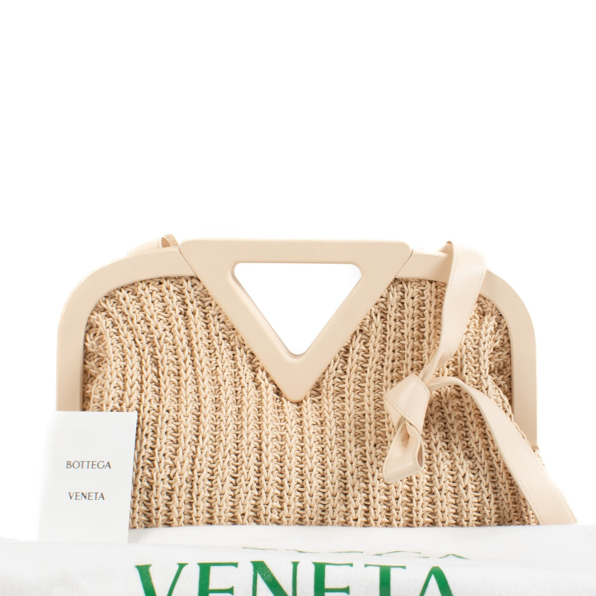 Shop safe online at Labellov in Antwerp, Brussels and Knokke this 100% authentic second hand Bottega Veneta Peachy Knit Medium Point Bag