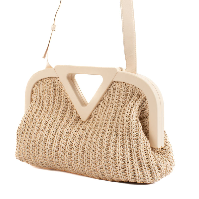 Shop safe online at Labellov in Antwerp, Brussels and Knokke this 100% authentic second hand Bottega Veneta Peachy Knit Medium Point Bag