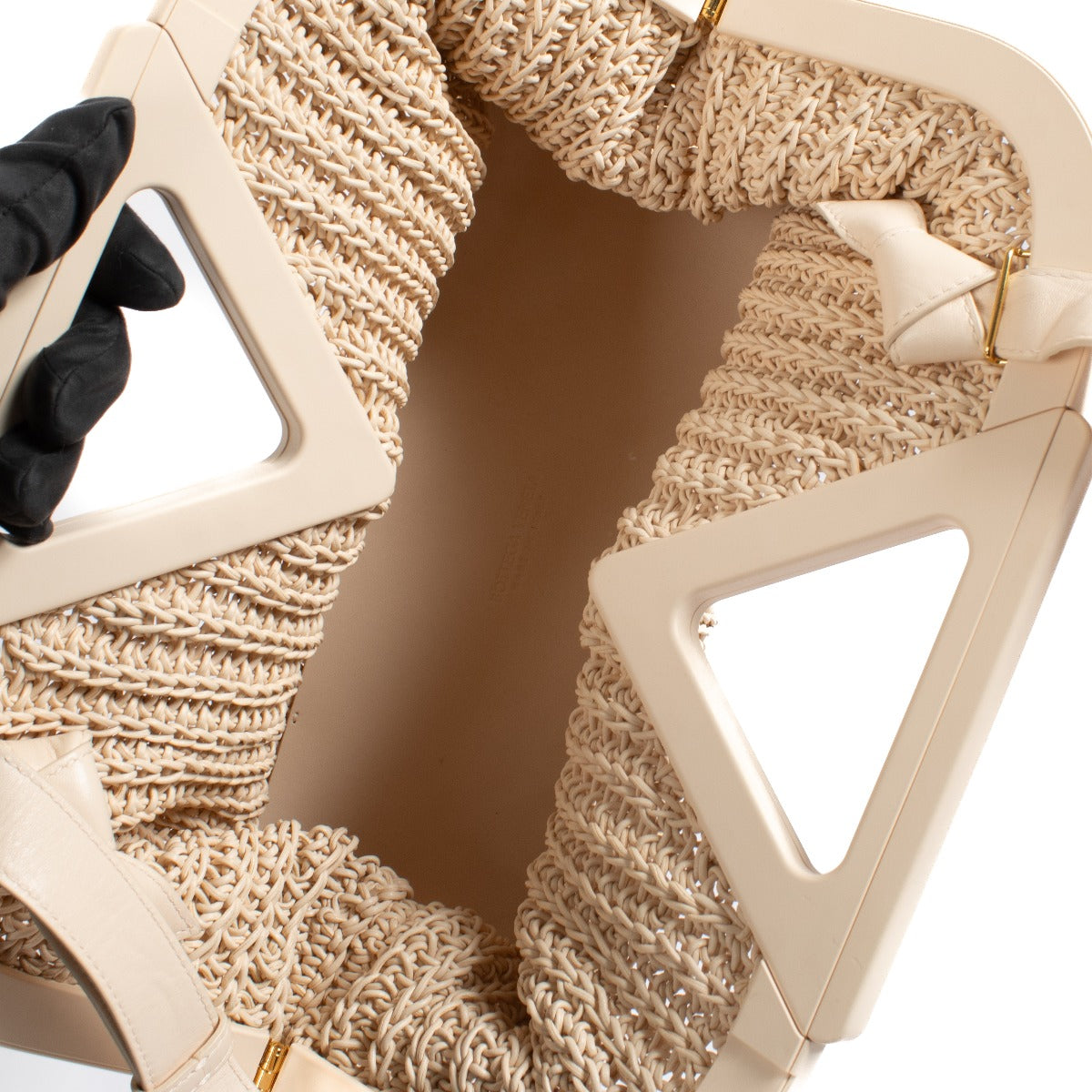 Shop safe online at Labellov in Antwerp, Brussels and Knokke this 100% authentic second hand Bottega Veneta Peachy Knit Medium Point Bag