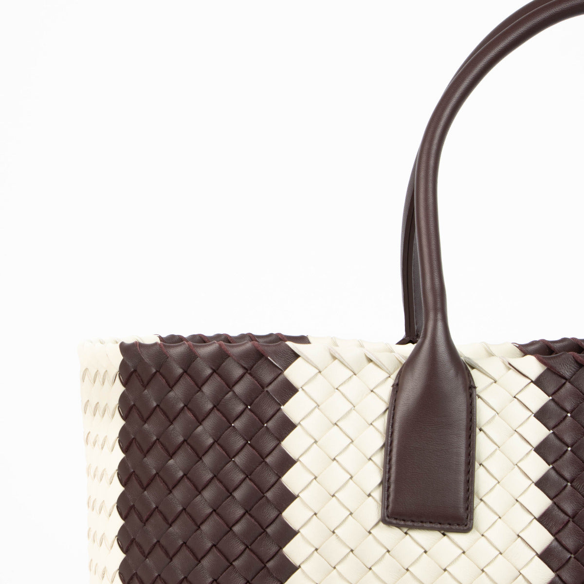 Authentic pre-loved Bottega Veneta Intrecciato Cabat Tote Bag on Labellov.com