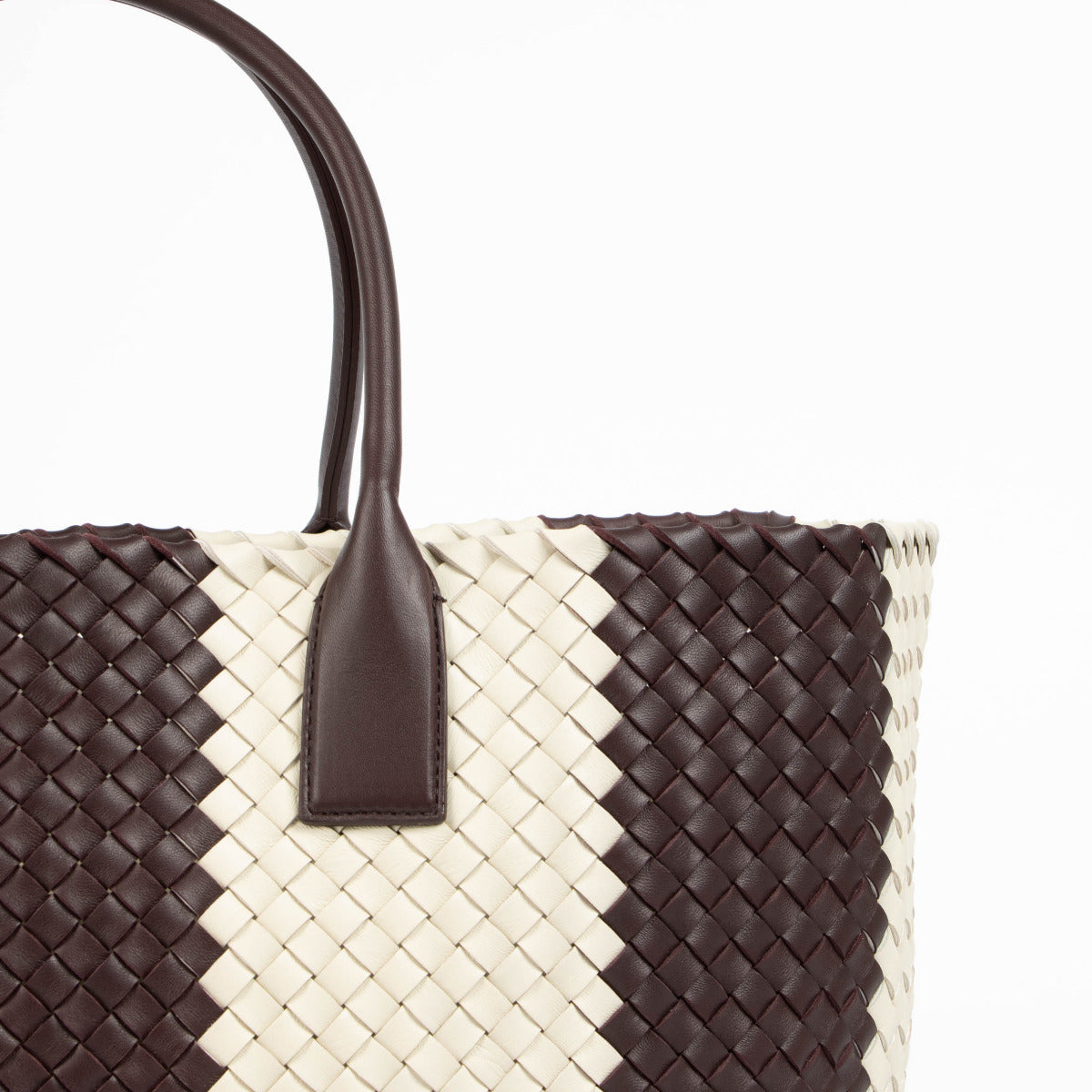 Authentic pre-loved Bottega Veneta Intrecciato Cabat Tote Bag on Labellov.com