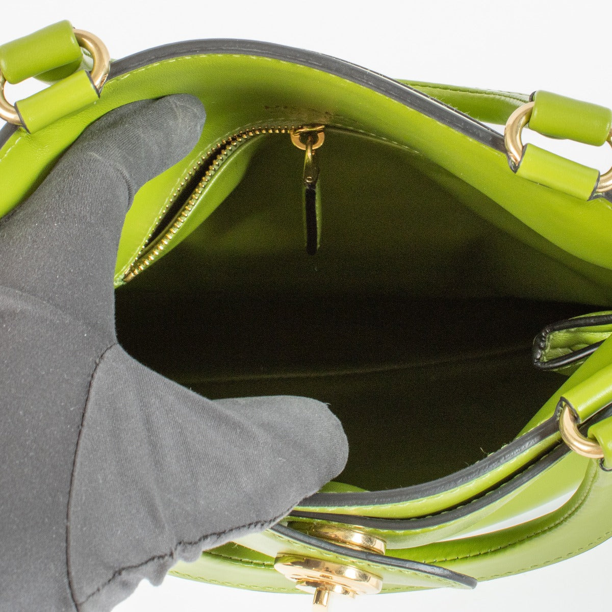 Sac Carey moyen en veau souple vert fougère Prada