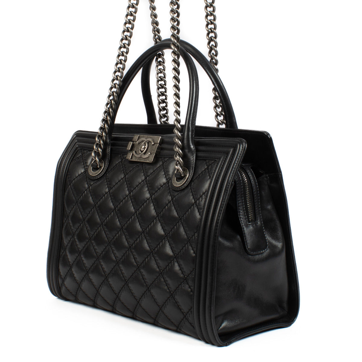Deze prachtige Chanel Black Boy Tote Shopper handtas is te koop bij Labellov tweedehands luxe in Antwerpen en Knokke.