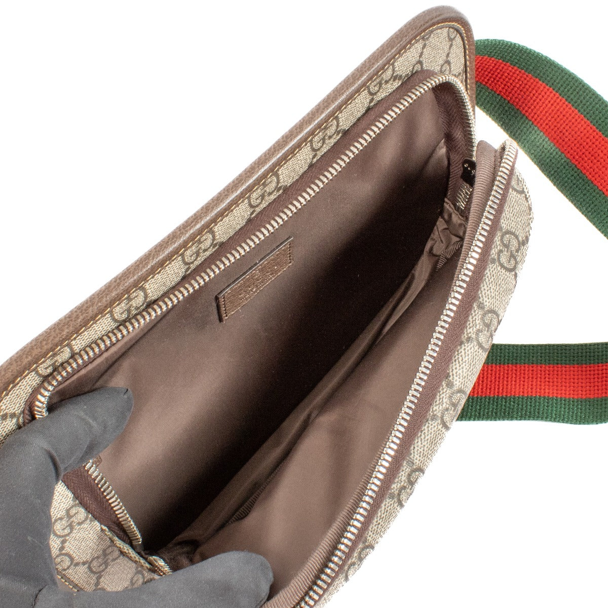 Shop safe online at Labellov in Antwerp, Brussels and Knokke this 100% authentic second hand Gucci GG Beige Canvas Supreme Belt Bag
