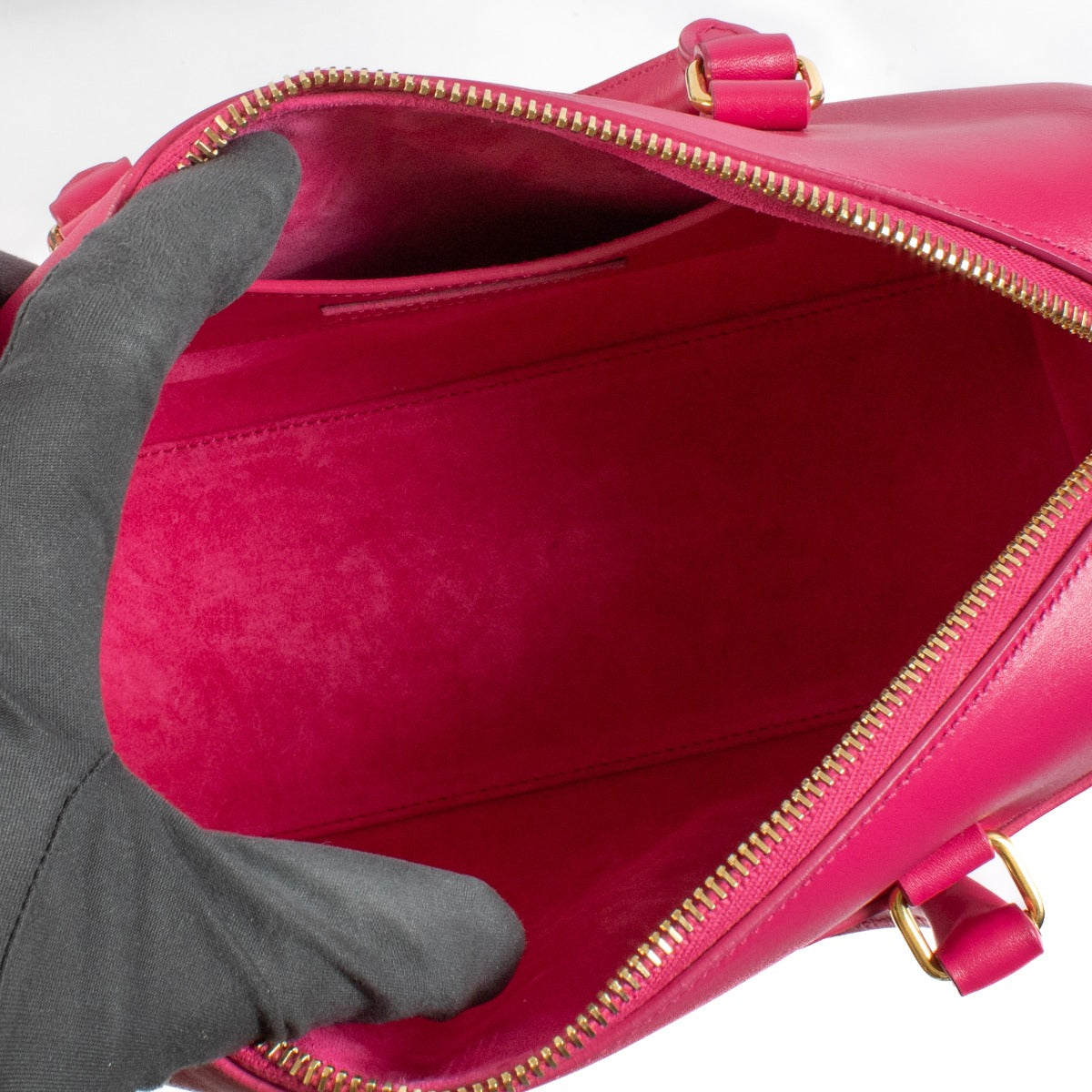 Shop safe online at Labellov in Antwerp, Brussels and Knokke this 100% authentic second hand Saint Laurent Pink Baby Boston Bag