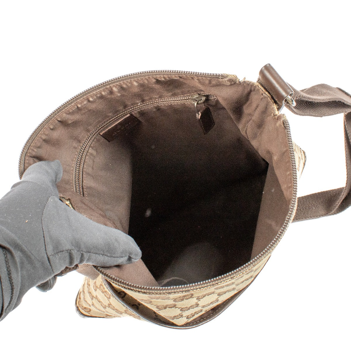 Shop safe online at Labellov in Antwerp, Brussels and Knokke this 100% authentic second hand Gucci GG Canvas Messenger Crossbody Bag