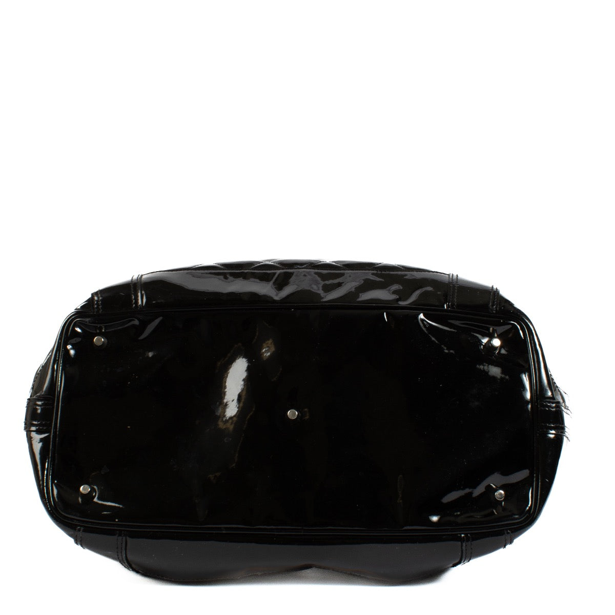 Shop safe online at Labellov in Antwerp, Brussels and Knokke this 100% authentic second hand Burberry Black Patent Leather Large Beaton Bag