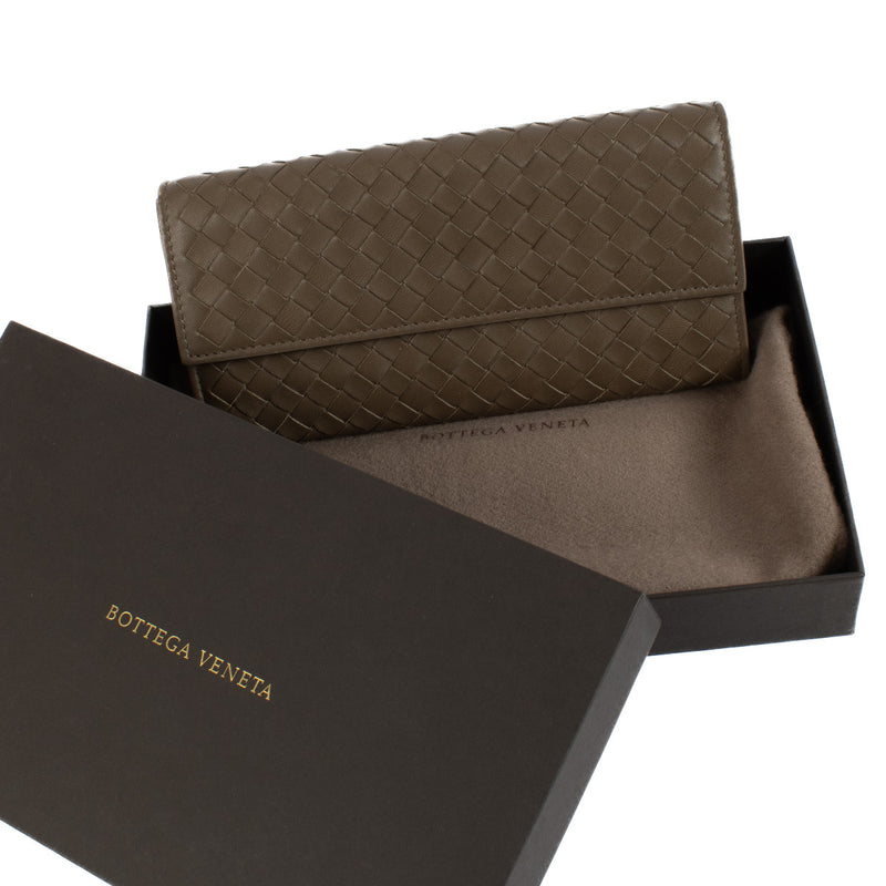 Are you looking for an authentic designer wallet? Shop Bottega Veneta Taupe Intrecciato Wallet for the best price at Labellov secondhand luxury online and brand new.