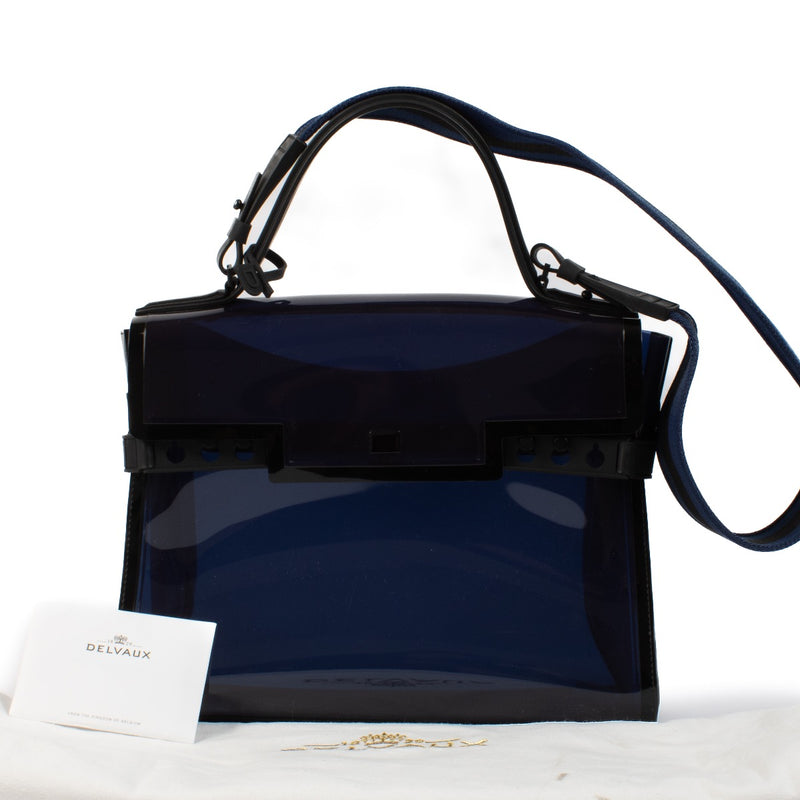 Shop safe online at Labellov in Antwerp, Brussels and Knokke this 100% authentic second hand Delvaux Blue Vinyl Tempête Dark Night. Veilig online tweedehands authentiek Delvaux Blue Vinyl Tempête Dark Night handtas kopen bij Labellov in Antwerpen.