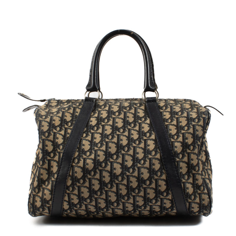 Shop safe online at Labellov in Antwerp, Brussels and Knokke this 100% authentic second hand Christian Dior Blue Oblique Boston Bag. Veilig online tweedehands authentieke Christian Dior Blue Oblique Boston Bag kopen bij Labellov.
