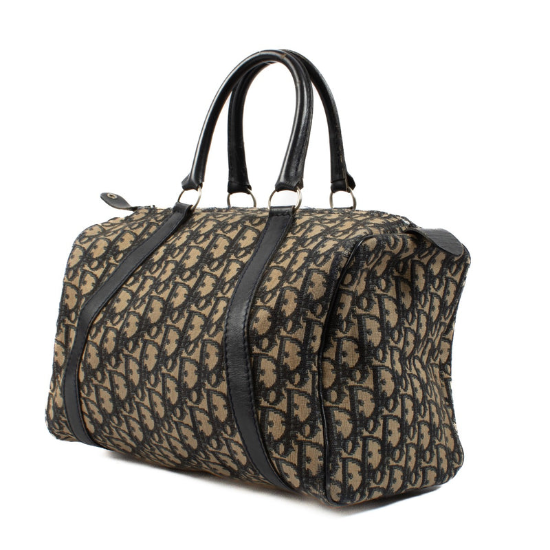 Shop safe online at Labellov in Antwerp, Brussels and Knokke this 100% authentic second hand Christian Dior Blue Oblique Boston Bag. Veilig online tweedehands authentieke Christian Dior Blue Oblique Boston Bag kopen bij Labellov.