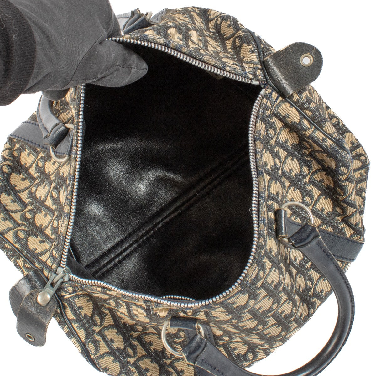 Shop safe online at Labellov in Antwerp, Brussels and Knokke this 100% authentic second hand Christian Dior Blue Oblique Boston Bag. Veilig online tweedehands authentieke Christian Dior Blue Oblique Boston Bag kopen bij Labellov.