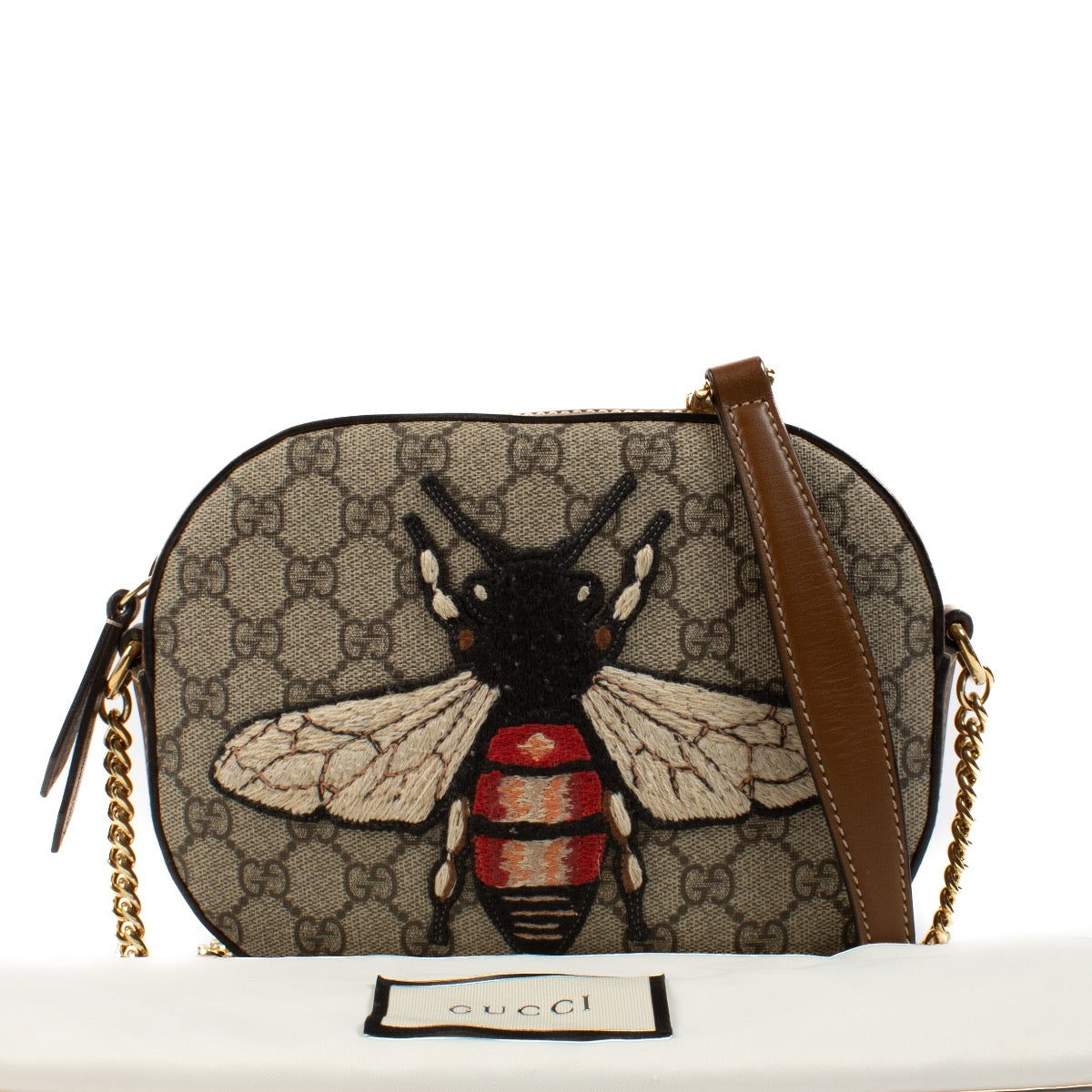 Shop safe online at Labellov in Antwerp, Brussels and Knokke this 100% authentic second hand Gucci GG Canvas Bee Crossbody Bag. Koop veilig tweedehands authentieke online Gucci GG Canvas Bee Crossbody Bag bij Labellov.