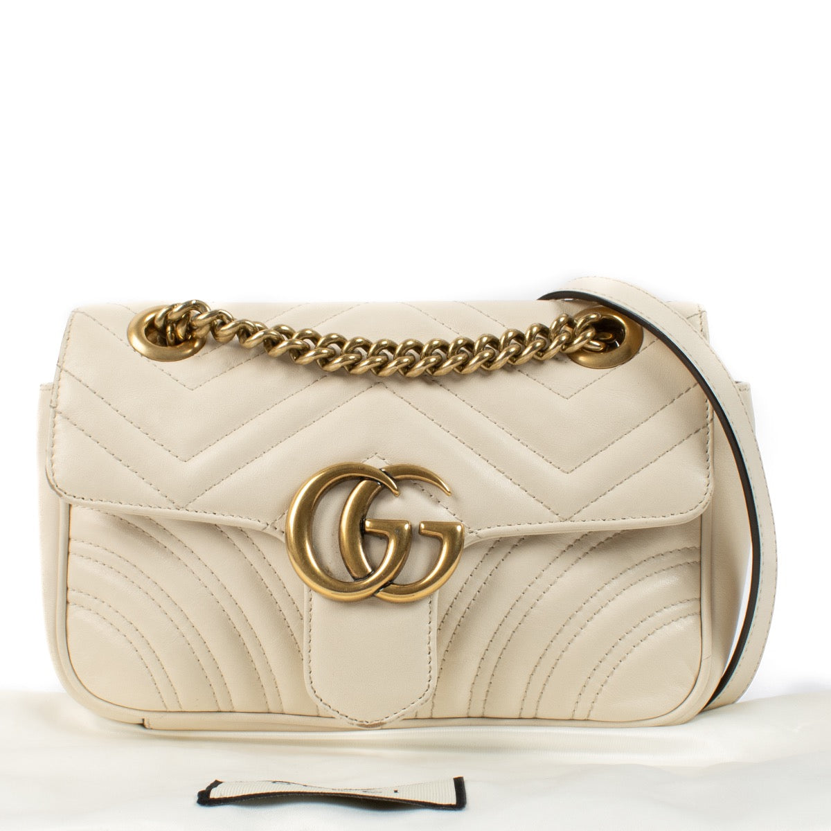 Shop safe online at Labellov in Antwerp, Brussels and Knokke these 100% authentic second hand Gucci White GG Marmont Mini Crossbody. Veilig online tweedehands authentieke Gucci White GG Marmont Mini handtas kopen bij Labellov.