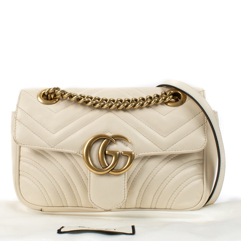 Shop safe online at Labellov in Antwerp, Brussels and Knokke these 100% authentic second hand Gucci White GG Marmont Mini Crossbody. Veilig online tweedehands authentieke Gucci White GG Marmont Mini handtas kopen bij Labellov.