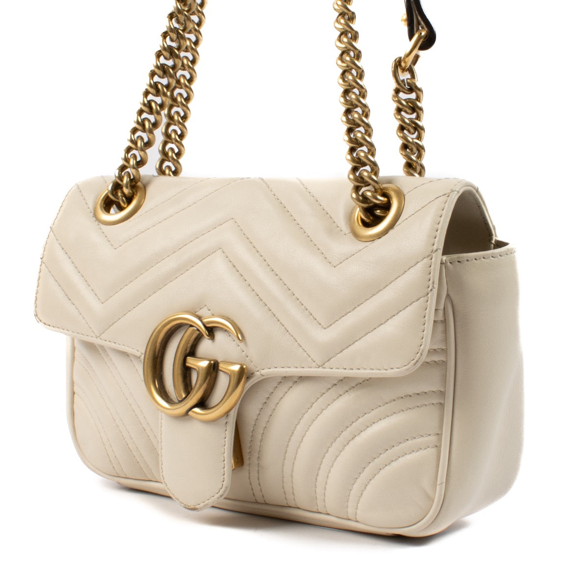 Shop safe online at Labellov in Antwerp, Brussels and Knokke these 100% authentic second hand Gucci White GG Marmont Mini Crossbody. Veilig online tweedehands authentieke Gucci White GG Marmont Mini handtas kopen bij Labellov.
