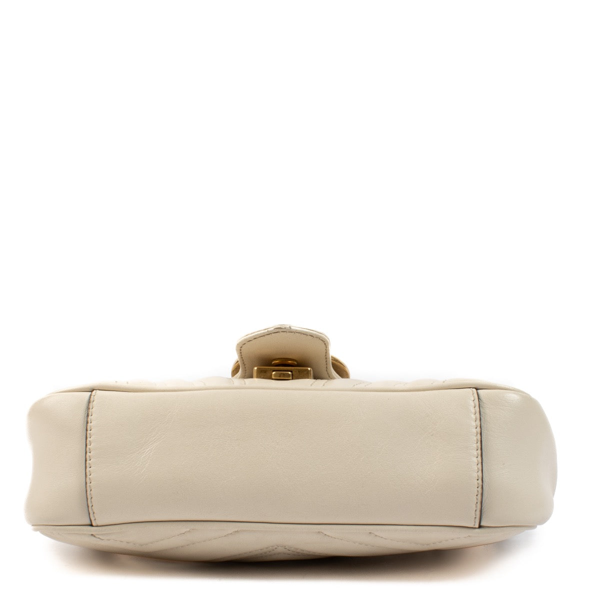 Shop safe online at Labellov in Antwerp, Brussels and Knokke these 100% authentic second hand Gucci White GG Marmont Mini Crossbody. Veilig online tweedehands authentieke Gucci White GG Marmont Mini handtas kopen bij Labellov.