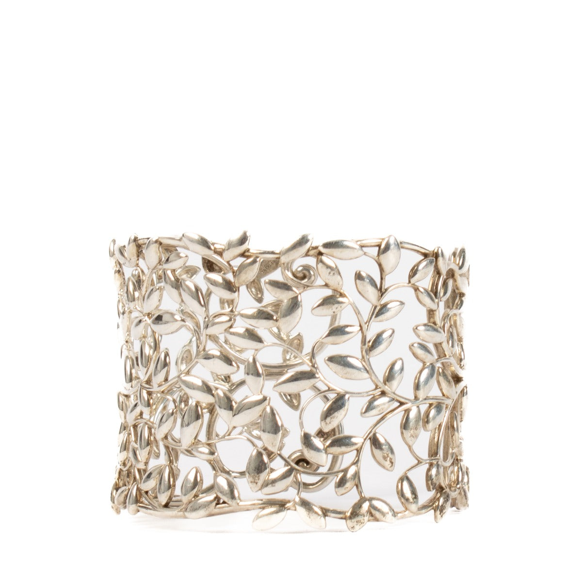 Shop safe online at Labellov in Antwerp, Brussels and Knokke this 100% authentic second hand Tiffany & Co. Silver Paloma Picasso Olive Leaf Cuff Bracelet - Size 57
