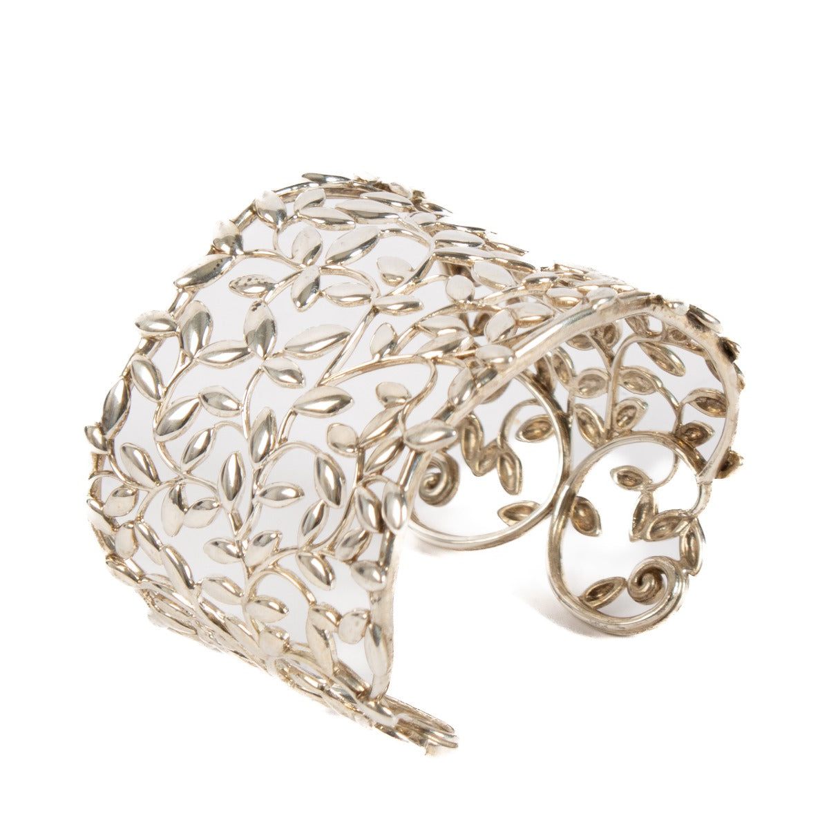 Shop safe online at Labellov in Antwerp, Brussels and Knokke this 100% authentic second hand Tiffany & Co. Silver Paloma Picasso Olive Leaf Cuff Bracelet - Size 57